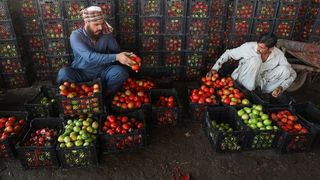 بنبست در روابط طالبان و پاکستان؛ ۱۲۲ میلیون دالر زیان در سه هفته تجارت دو کشور