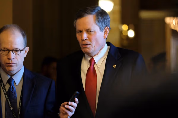 سناتور متحد ترامپ میگوید بررسی سوابق مهاجران افغان برای امنیت امریکا مهم است