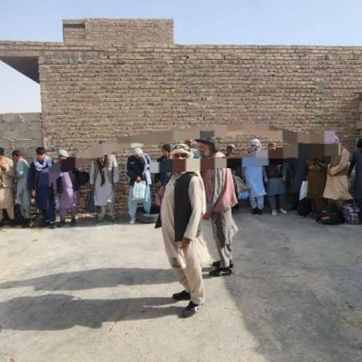 طالبان تعلن توقيف أكثر من 100 شخص أثناء محاولتهم السفر إلى إيران عبر طرق التهريب