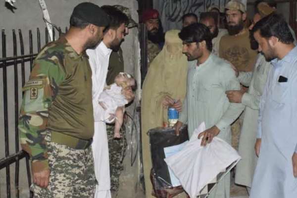 پاکستاني اړخ پر تورخم یوه افغان مور او پلار او د هغوی ناروغ ماشوم ته د اوښتلو اجازه ورکړه