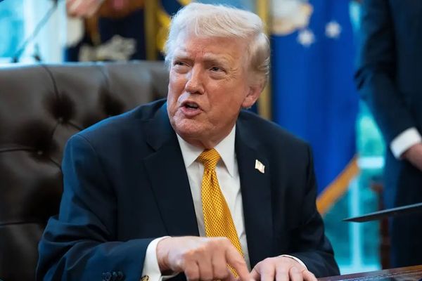 ټرمپ: امریکا به د هرمز تنګي له لارې د بېړیو د تګراتګ په مدیریت کې مرسته وکړي