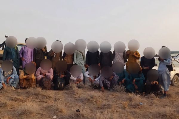 طالبان وايي په تېره یوه میاشت کې یې ایران ته د غیرقانوني تګ په تور ۱۶۰۰ کسان نیولي