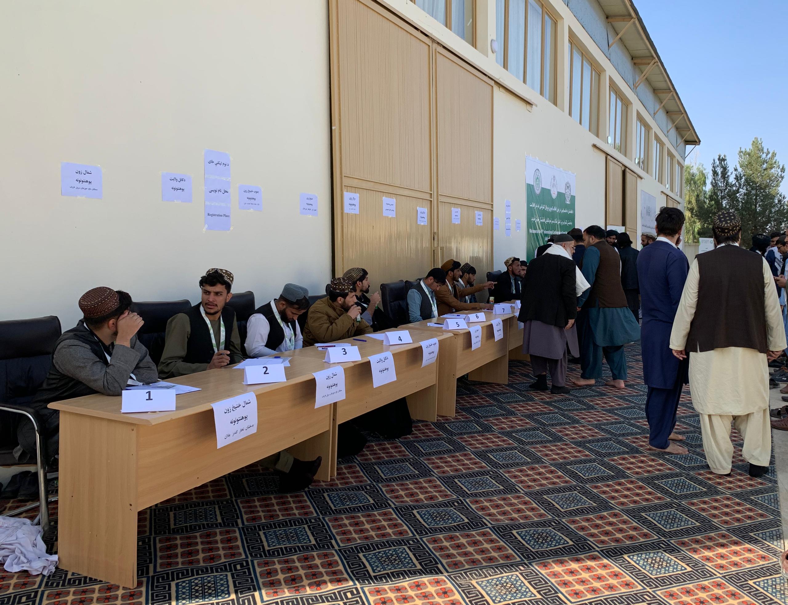 کندهار کې د ځانبسیاینې زرغون انقلاب نړیوال کنفرانس تر پيلېدو وړاندې ګډونوال او اداره کوونکي  