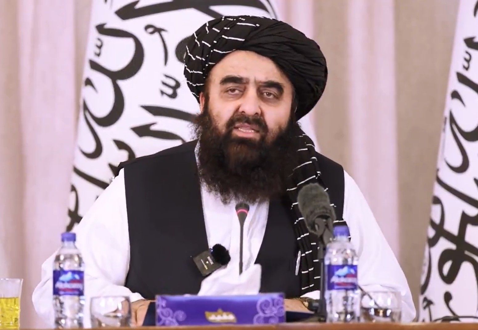 متقی حکم بازداشت رهبر و قاضی‌القضات طالبان را «ظالمانه» خواند