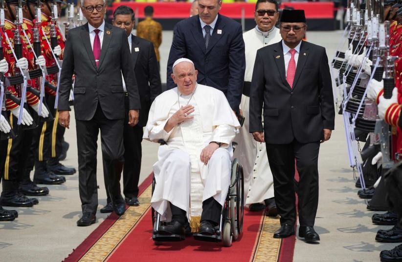 پولیس اندونزیا هفت نفر را به اتهام توطئه برای حمله به رهبر کاتولیک‌های جهان بازداشت کرد