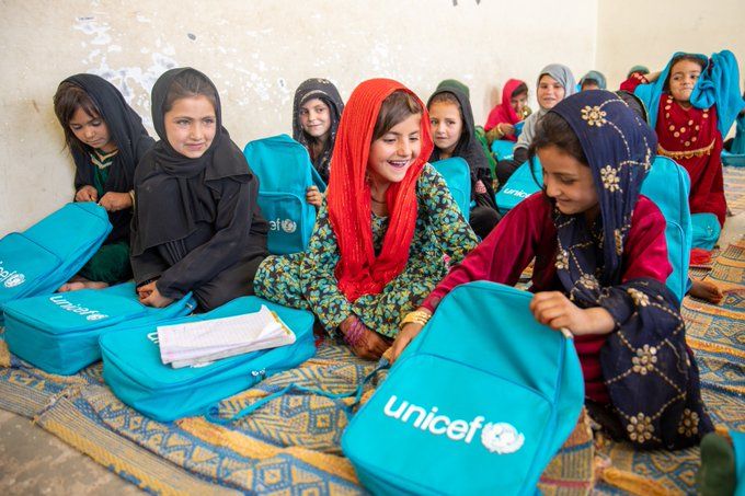 یونېسف په افغانستان کې د ۱.۵ میلیونو زده‌کوونکو لپاره د درسي موادو وېش پیل کړ