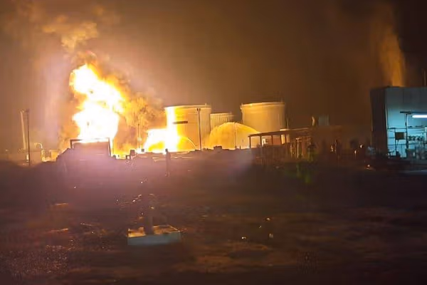 په عراق کې د اورلګېدنې له امله یو کس مړ او ۱۳ نور ټپیان شوي دي