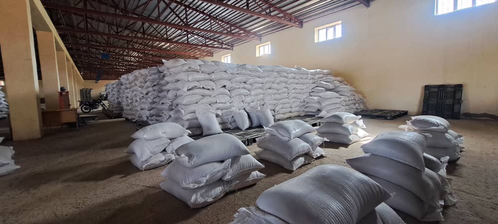 په بادغیس کې ۱۲۰۰ راستانه شویو کورنیو ته د غنمو او نغدو مرستو د وېش پروګرام پیل شو