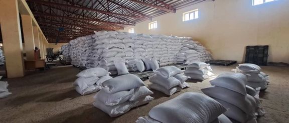 په بادغیس کې ۱۲۰۰ راستانه شویو کورنیو ته د غنمو او نغدو مرستو د وېش پروګرام پیل شو