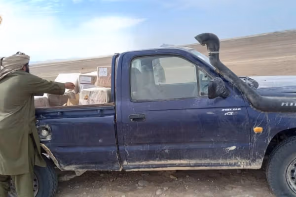 طالبان وایي په نیمروز کې یې لسګونه موټر او نږدې ۱۰۰ کیلو ګرامه تریاک نیولي دي