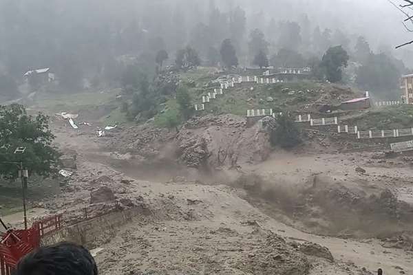 طالبان: سیلاب در نورستان ۲۰ کشته و ۸۰ زخمی برجای گذاشت