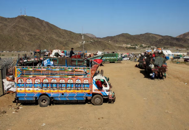 تهريب فواكه باكستانية إلى أفغانستان عبر معبر طورخم المغلق