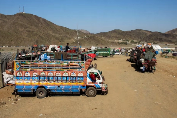 تهريب فواكه باكستانية إلى أفغانستان عبر معبر طورخم المغلق