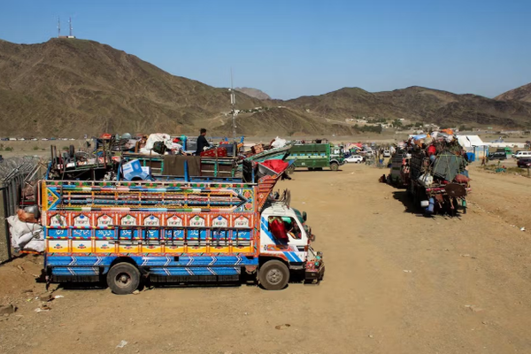 تهريب فواكه باكستانية إلى أفغانستان عبر معبر طورخم المغلق