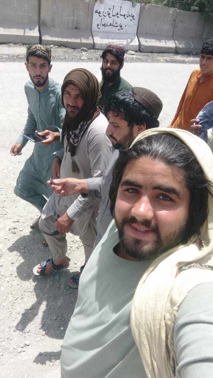 د علي محمد خان او شریف اخوندخیل د طالبانو له بنده د خوشې کېدو وروسته انځور 