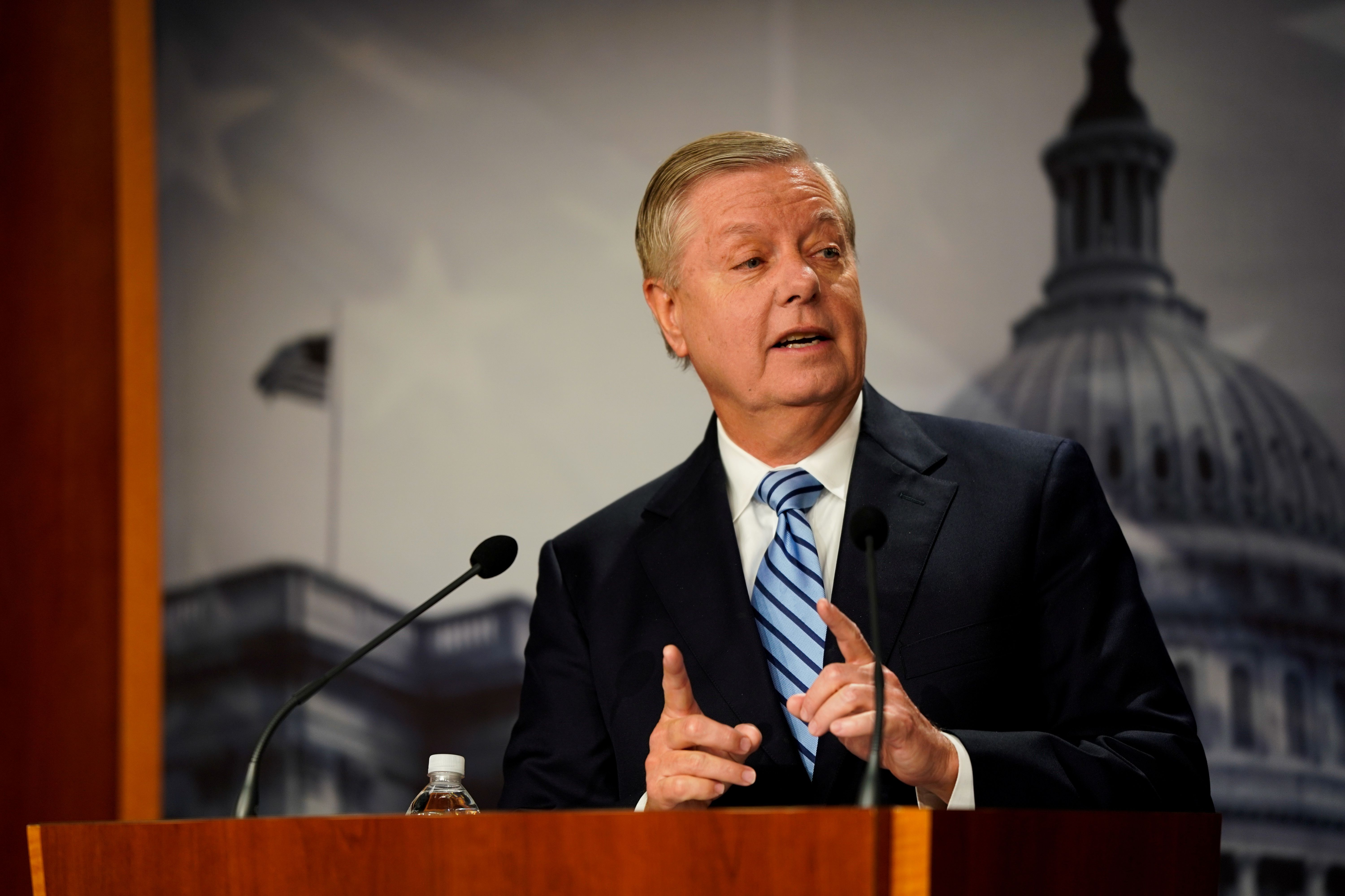 لېنډسي ګراهام د جرمونو نړۍوالې محکمې پر دوو قاضیانو له بندیزونو ملاتړ وکړ