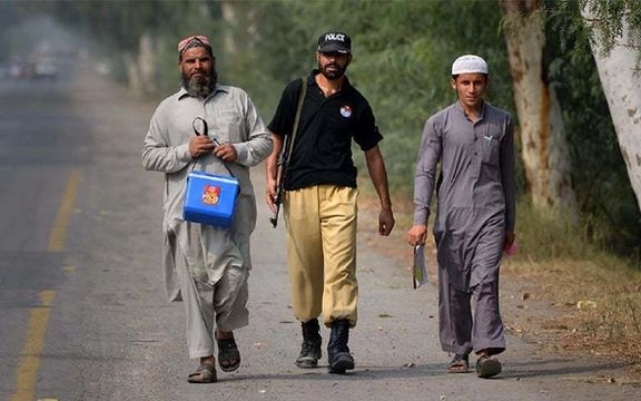 شروع واکسن پولیو در خیبرپختونخوا؛ در انفجار بمب بالای موتر پولیس دستکم ۱۳ نفر زخمی شدند