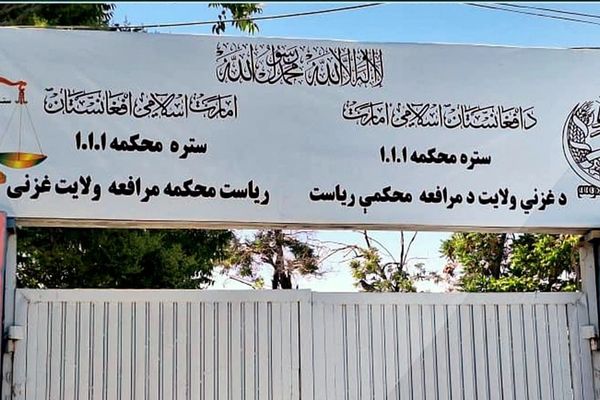 طالبانو په غزني کې یوه ښځه او درې نارینه په دُرو وهلي دي